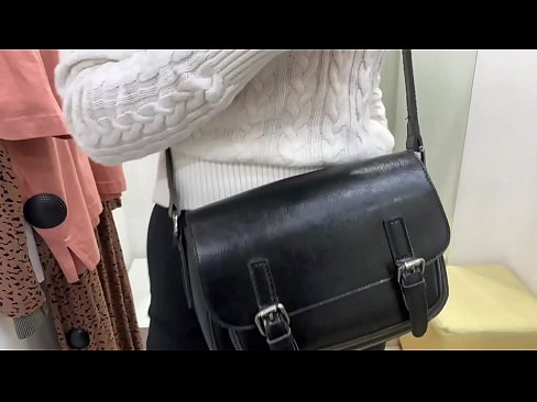 ❤️ 試着室でディルドを使った若い雌犬フェラルベリーの公開オナニー ️❌ ポルノ ❌️❤