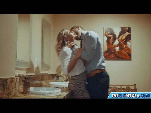 ❤️ 公衆トイレで巨乳金髪美女に誘惑されたら ️❌ ポルノ ❌️❤